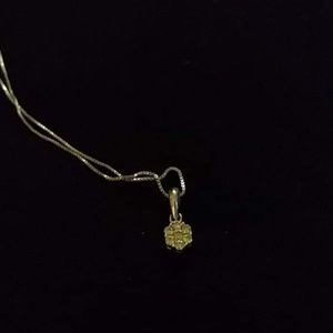Flower shaped diamond necklace